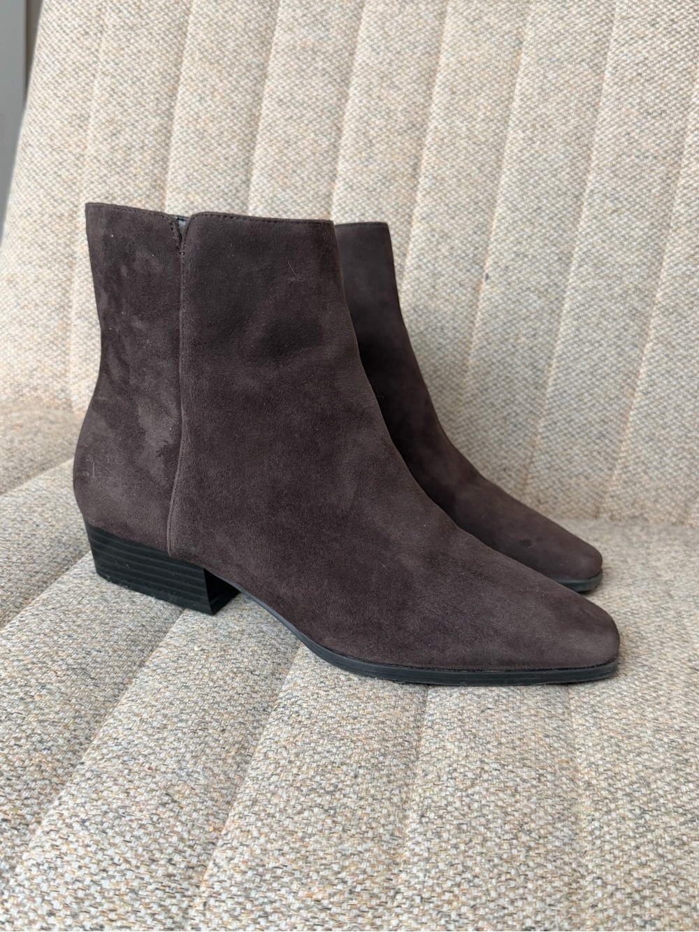 I.N.C. - "fenna" dark brown Suede Ankle Boots, sz 8